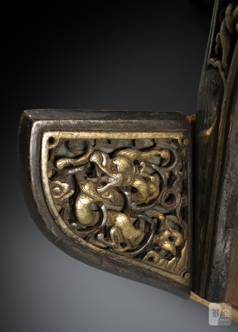 A RARE PARCEL GILT-IRON AND WOOD SADDLE WITH MOVABLE DERGE FITTINGS - 图3